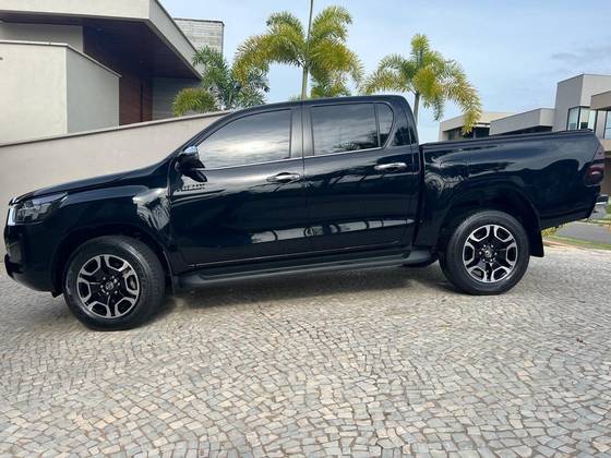 TOYOTA HILUX 2.8 D-4D TURBO DIESEL CD SRX 4X4 AUTOMÁTICO TOYOTA HILUX 2.8 D-4D TURBO DIESEL CD SRX 4X4 AUTOMÁTICO